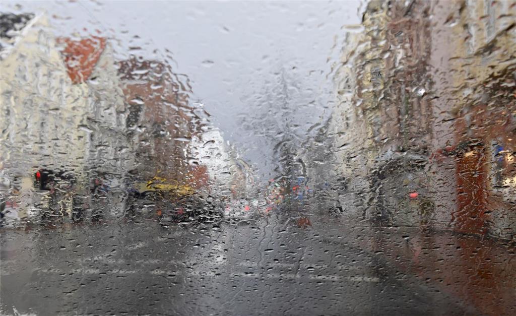 Nicht so sehr von unten, aber reichlich von oben kam das Wasser in Bremerhaven. Hier gab es am frühen Morgen ein heftiges Gewitter und Hagel.