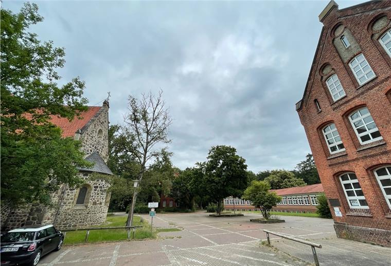 Neues Kubiz in Zeven kostet 6,5 Millionen Euro Die St.-Viti-Kirche der Kindergarten und die ehemalige Grundschule Klostergang in Zeven bilden ein historisches Ensemble.