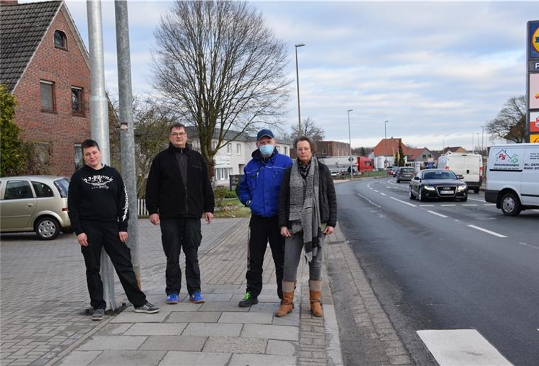 Zebrastreifen bei Lidl an der falschen Stelle Nicht zufrieden mit der Verkehrsregelung für Fußgänger, die über die Atenser Allee wollen, sind Stephanie Büsing, Stephan Theilen, Klaus-Peter Ortmann und Herrad Otto vom CVJM (von links).