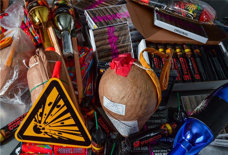 Illegale Böller in der Wohnung - Kündigung droht Nicht zugelassene Böller dürfen nicht zu Hause gelagert werden. Wer dagegen verstößt, riskiert die fristlose Kündigung der Wohnung.