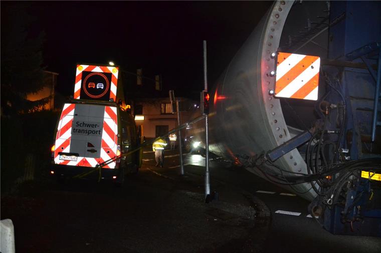 Oldenburg: Schwertransport steckt an Ampelmast fest Nichts geht mehr am Autobahnzubringer in Oldenburg-Eversten.