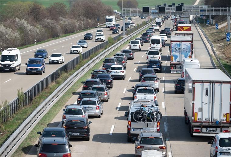 Autobahnen: Es wird rappelvoll Nichts geht mehr: Auch am kommenden Wochenende wird es wieder voll auf den Autobahnen.