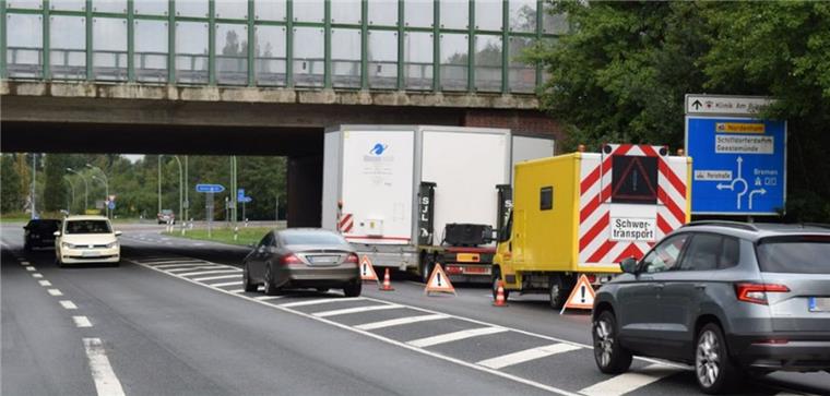 Schwertransport bleibt in Geestemünde liegen Nichts geht mehr: Dieser Schwertransport muss in Bremerhaven-Geestemünde repariert werden.