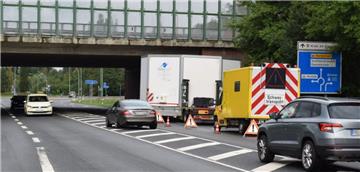 Nichts geht mehr: Dieser Schwertransport muss in Bremerhaven-Geestemünde repariert werden.