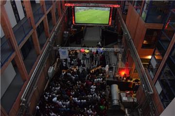 Nichts geht mehr in der Hochschule: 450 Besucher kommen zum Public Viewing.