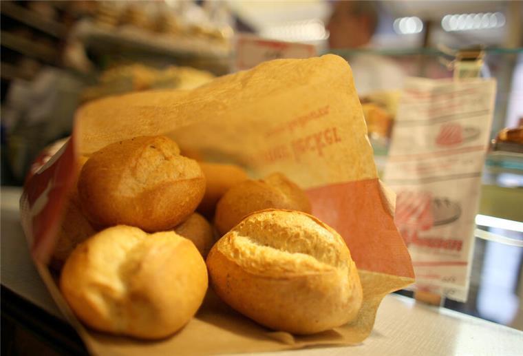 Brötchen in Papiertüte auf einem Tisch