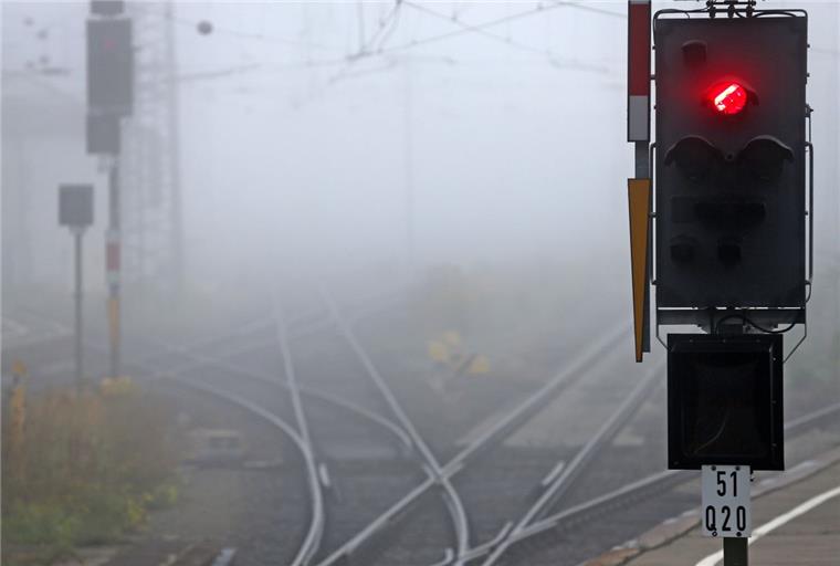 Eisenbahn-Frust: Viele Reisende stranden in Stubben Nichts ging mehr am Montagabend in Stubben. Viele Fahrgäste strandeten.
