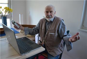 Nichts ging mehr: Über fünf Wochen lang musste Heinrich Schröder ohne Telefon und Internet auskommen. Foto Hansen