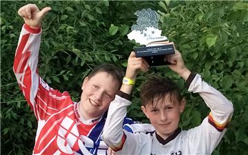 Nick Henke (links) ist stolz auf das Ergebnis seines jüngeren Bruders Ian (rechts) bei der BMX-Weltmeisterschaft in Zolder/Belgien: Der Zehnjährige Ian belegte den 7. Platz. Der große Bruder Nick kam nach längerer Verletzung dort nicht über die Vorläufe hinaus – aber Dabeisein war für ihn alles. 