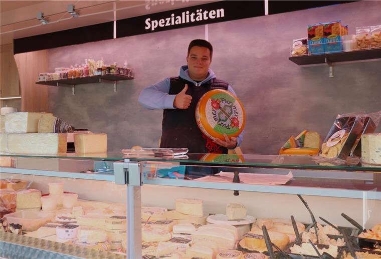 Zeven: Hier gibt‘s was zu schlemmen Nick oude Nijhuis verkauft auf dem Zevener Wochenmarkt Käse aus aller Welt.