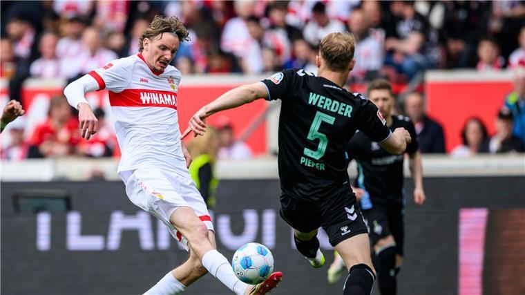 Frust in Stuttgart nach 1:2 gegen Bremen - „Kleiner Dämpfer“ Nick Woltemade vom VfB im Duell mit Bremens Amos Pieper. Die Partie war für den Angreifer vorzeitig zu Ende.