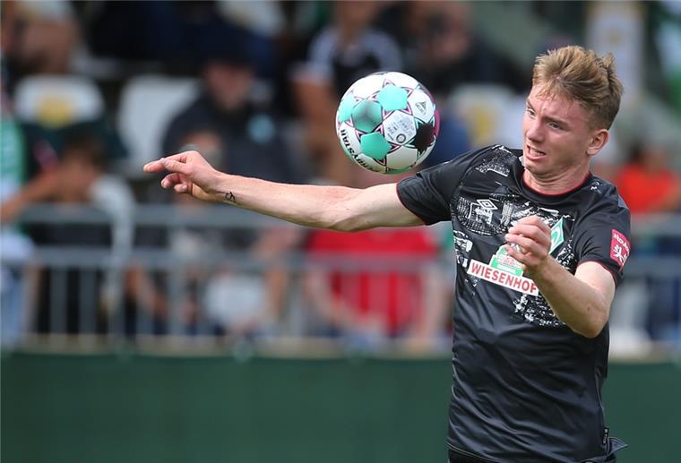 Nick Woltemade und der harte Weg des Comebacks Nick Woltemade mit Ballannahme auf Schulterhöhe.