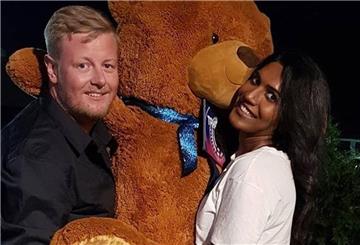 Nicklas und Avina haben ein kuscheliges Date mit Teddybär bei „Take Me Out“.