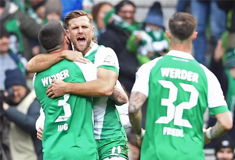 Glatter Sieg - Werder hält sich aus Abstiegskampf raus Niclas Füllkrug jubelt mit Anthony Jung (links) und Marco Friedl über die 1:0-Führung.