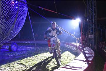 Nico dreht nach dem erfolgreichen Stunt in der Powerkugel noch eine Ehrenrunde d...