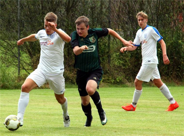 Heeslinger SC zeigt zu wenig Durchschlagskraft im Testspiel Nico Finke (Mitte) agierte flink auf der Außenbahn, setzte in der Offensive zunächst gute Akzente.