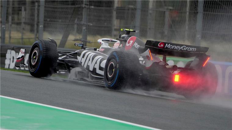 Hülkenberg rutscht in Reifenstapel - Russell mit Topzeit Nico Hülkenberg kämpft mit dem Wetter.