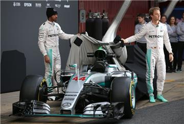 Nico Rosberg (rechts) und Lewis Hamilton präsentieren in Barcelona den neuen Formel-1-Mercedes.  
