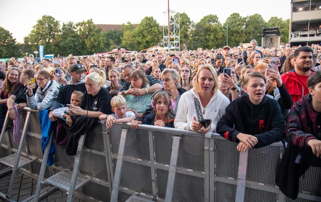 Nico Santos liefert auf dem Wilhelm -Kaisen-Platz vor 2700 Zuschauern einen heiß...