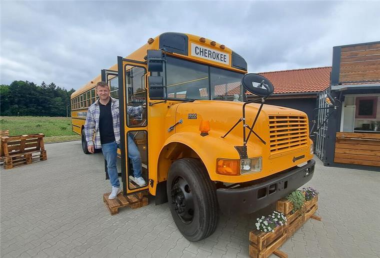 Nico Zschaler hat einen amerikanischen Schulbus an seinem Imbiss Burger Shack im Gewerbepark Hagen aufgestellt. 