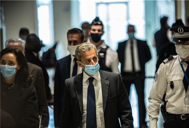Nicolas Sarkozy, ehemaliger Präsident von Frankreich, trifft im Gerichtssaal ein.