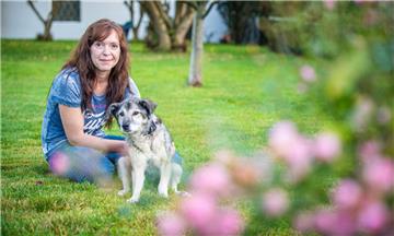 Nicole Hädrich mit ihrer 18-jährigen Hündin Afra, die über Nacht in Surheide ausbüxte und dank einer Nachbarin gefunden und im Tierheim abgegeben wurde.