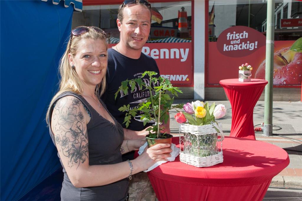 Nicole Siems und Alexander Klink haben sich Tomaten fürs eigene Gewächshaus geho...