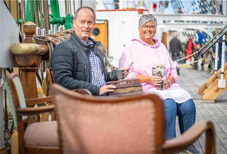 „Schulschiff Deutschland“: Ehepaar übergibt Originalstücke Nicole und Hartmut Lüdemann stifteten Stühle, Silberbecher und historische Fotos aus ihrem Erbe dem Schulschiff-Verein. Foto: Hartmann