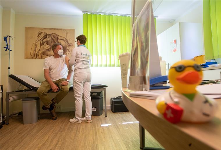 Mittelkürzung: Ärzteprotest in Bremerhaven und im Cuxland Eine Hausärztin behandelt einen Patienten.