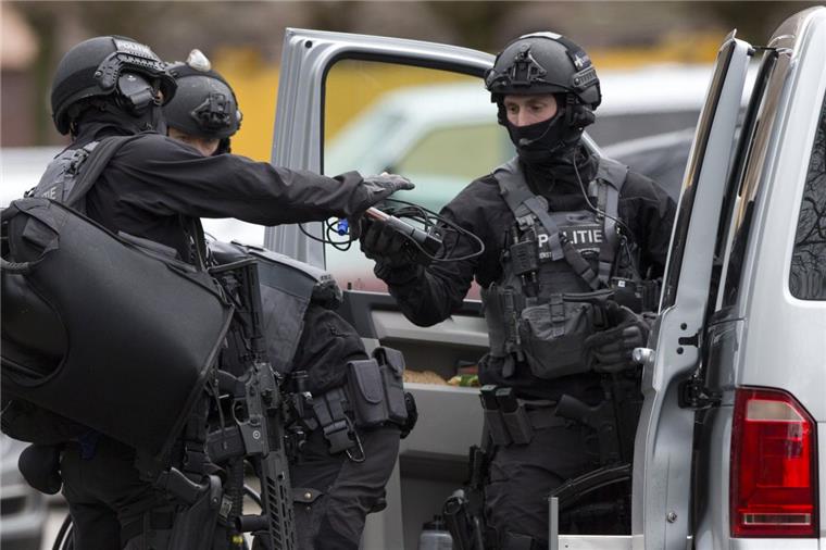 Hauptverdächtiger nach Schüssen von Utrecht festgenommen Niederländische Polizisten einer Spezial-Einheit bereiten sich auf einen Einsatz vor.