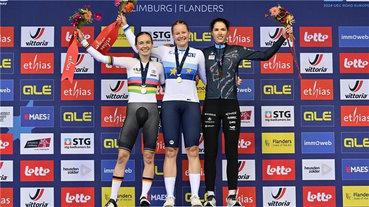 Politt EM-Siebter - nächste Medaille für Talent Niedermaier Niedermaier (l.) steht im Weltmeistertrikot auf dem Podium.