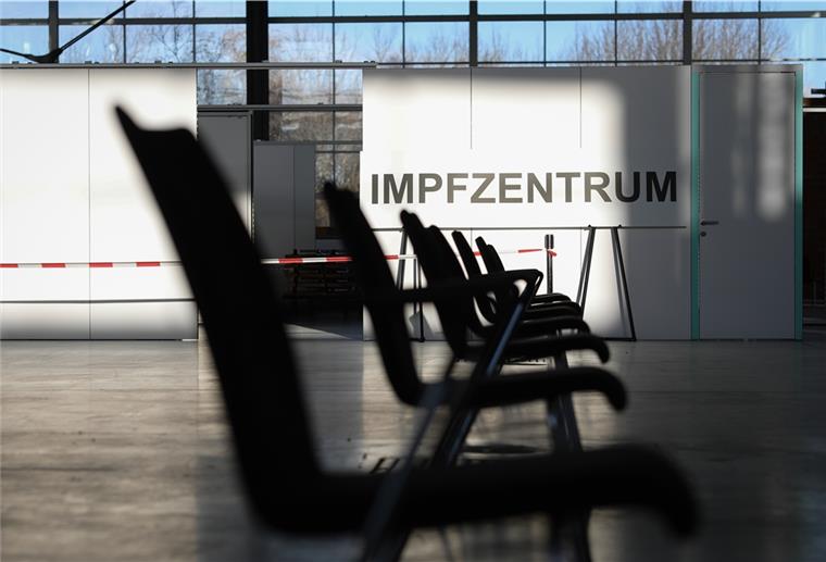 Corona-Impfzentren bis 15. Dezember einsatzbereit Schleswig-Holstein, Husum: Stühle stehen in der ersten von drei Impflinien bei einem Besichtigungsrundgang in den Messehallen