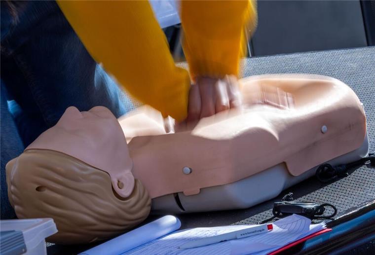 Erste-Hilfe-Unterricht an Schulen soll Leben retten Ein Passant beteiligt sich am Weltrekordversuch "Längste Reanimation der Welt“ (Aufnahme mit langer Belichtungszeit). (zu dpa: «Wiederbelebung soll Teil des Schulunterrichts werden»)