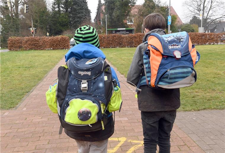Landkreis Cuxhaven: Klassenräume leeren sich Schülerin vor Laptop