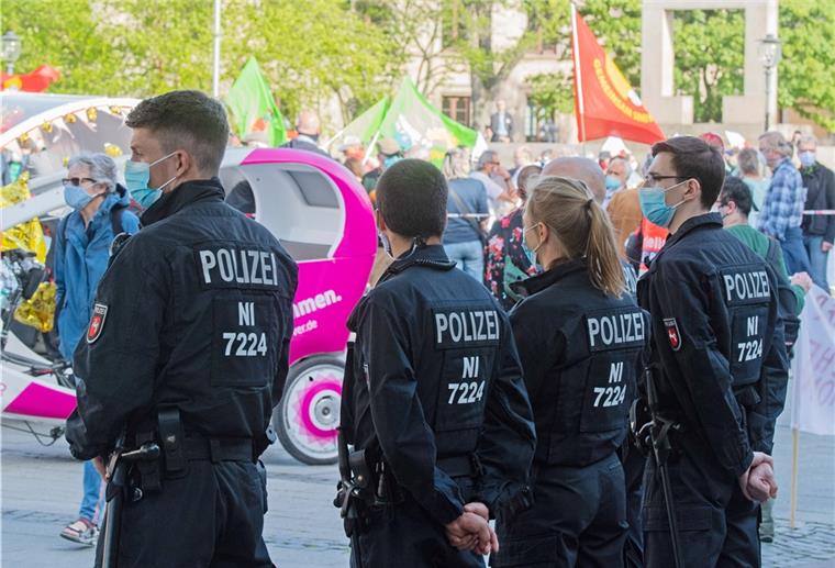 Niedersachsen plant Nazi-Check für Polizeidienst Niedersachsen überlegt, dem Beispiel Brandenburgs zu folgen, und einen Verfassungstreue-Check vor Einstellungen und Beförderungen im Polizeidienst einzuführen.