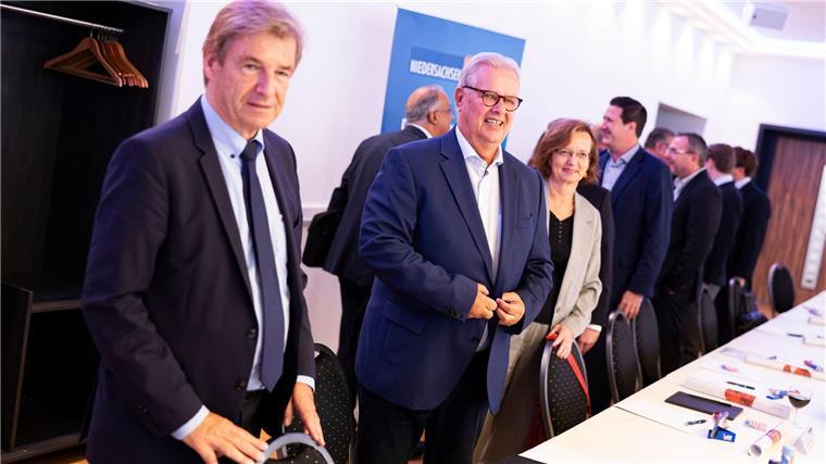 Metalltarifrunde in Niedersachsen endet ohne Annäherung Niedersachsenmetall-Verhandlungsführer Wolfgang Niemsch (2.v.l) legte in der ersten Tarifrunde noch kein Angebot vor.