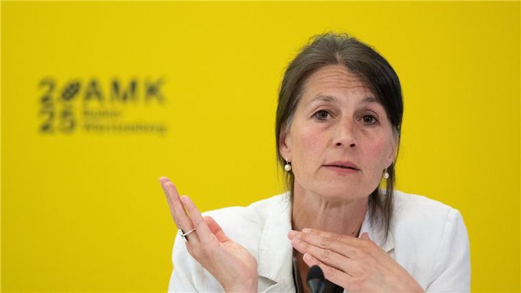 Niedersachsens Agrarministerin Staudte hat Verständnis für Landkreise, die die Stallpflicht verhängen. (Archivbild)