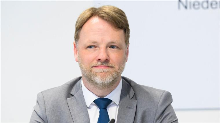 Zwölf Länder kritisieren Bayerns Klage gegen Finanzausgleich Niedersachsens Finanzminister Gerald Heere sitzt im Landtag.