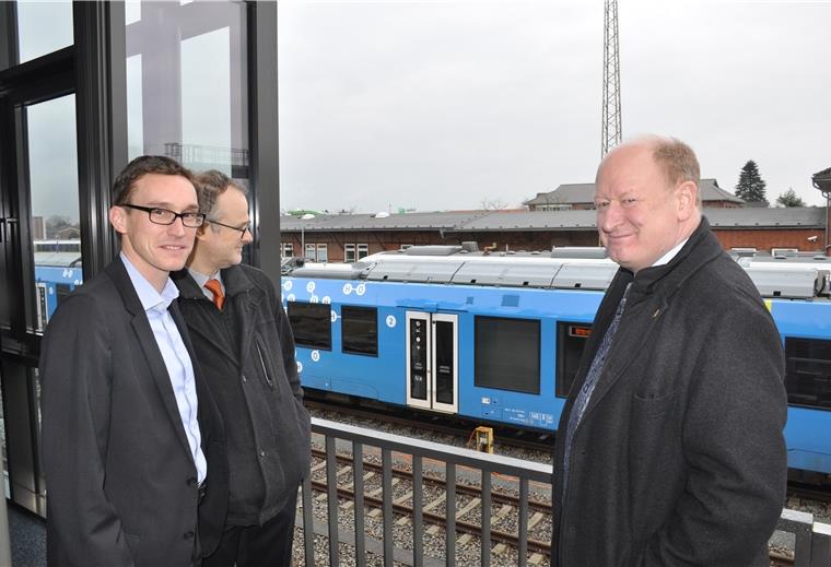 Niedersachsens Finanzminister Reinhold Hilbers (von rechts) ließ sich von EVB-Geschäftsführer Dr. Marcel Frank und EVB-Infrastruktur-Chef Holger Buse über die jüngsten Projekte des Verkehrsunternehmens informieren.