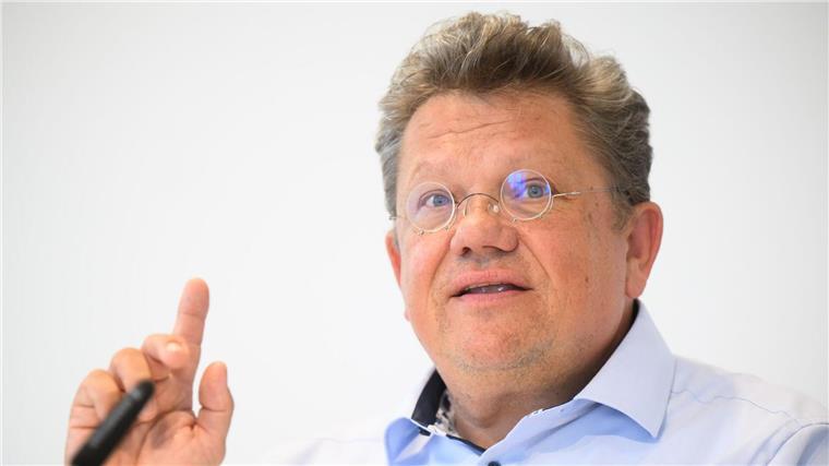 Gesundheitschecks in Drogerien: Minister warnt vor Gefahren Niedersachsens Gesundheitsminister Philippi ist selbst Facharzt für Chirurgie. (Archivbild)