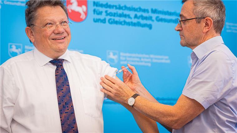 Minister wirbt für Impfungen gegen Grippe und Corona Niedersachsens Gesundheitsminister Philippi (l.) und der Präsident des Landesgesundheitsamts, Fabian Feil, haben sich gegenseitig gegen Influenza geimpft.