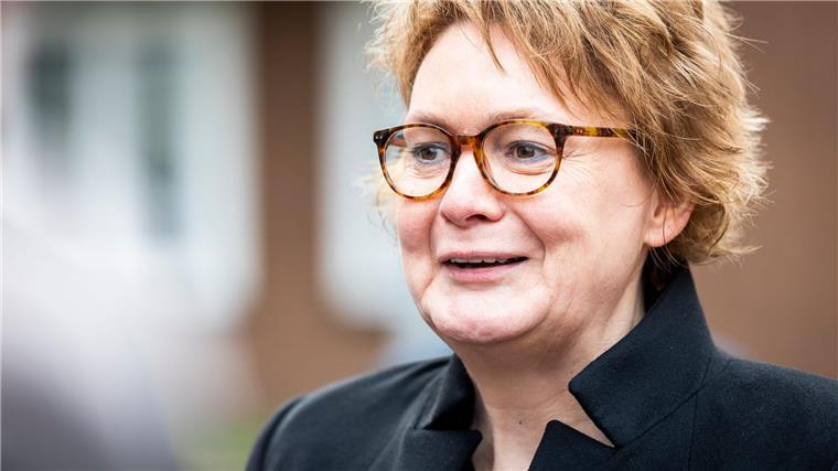 Niedersachsens Innenminister Daniela Behrens (SPD) hat ein kleines Laster: Sie trinkt hin und wieder ein Gläschen Wein.