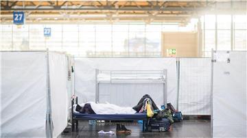Niedersachsens Innenministerin Behrens nennt die Unterbringung von Flüchtlingen in Notunterkünften wie den Messehallen bei Hannover suboptimal. (Archivbild)