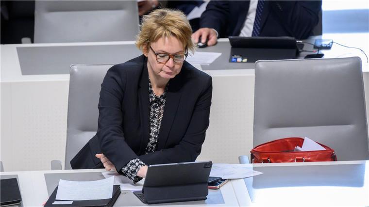 Innenministerin: Brauchen Kommunen für Flüchtlingsaufnahme Niedersachsens Innenministerin Daniela Behrens sitzt im Landtag.
