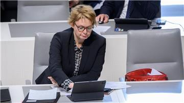 Niedersachsens Innenministerin Daniela Behrens sitzt im Landtag.