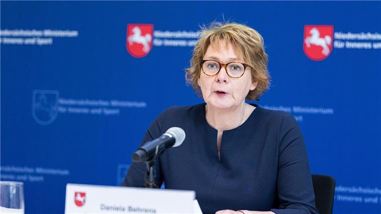 Innenministerium prüft Aussagen von Polizeipräsident Kühme Niedersachsens Innenministerin Daniela Behrens spricht bei einer Pressekonferenz.