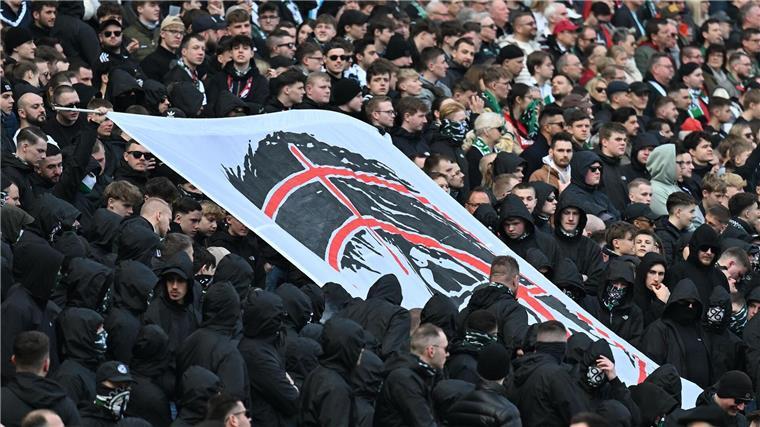 Fanproteste und spätes 1:1: Hannover rettet Punkt im Derby Niedersachsens Innenministerin Daniela Behrens wird auf einem Fanplakat in einem Fadenkreuz gezeigt.