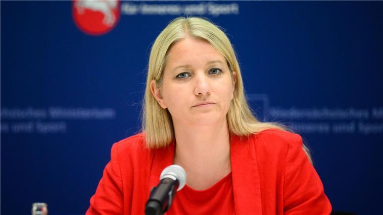 Ministerin: Antisemitische Straftaten entschlossen verfolgen Niedersachsens Justizministerin Kathrin Wahlmann bei einer Pressekonferenz.