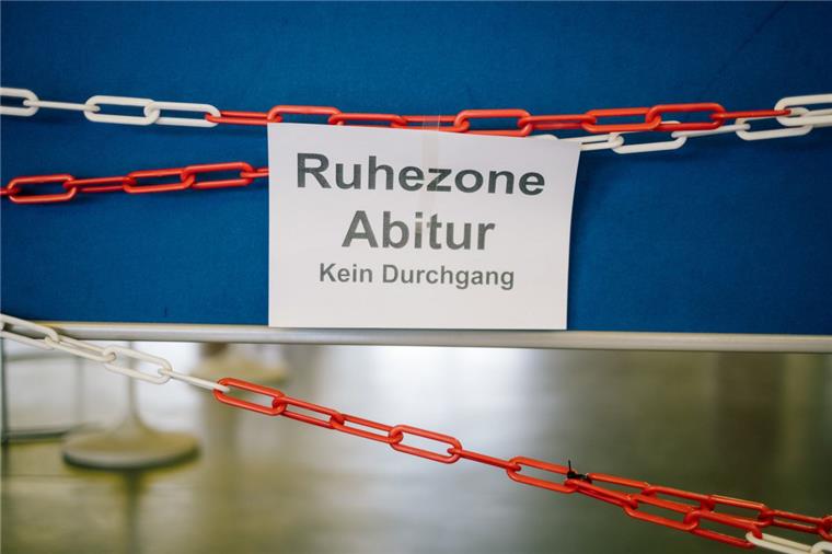 Niedersachsens Kultusministerium sieht bei Mathe-Abi keine Probleme Niedersachsens Kultusminister Tonne (SPD) äußert sich zur Überprüfung des Mathe-Abiturs 2019.