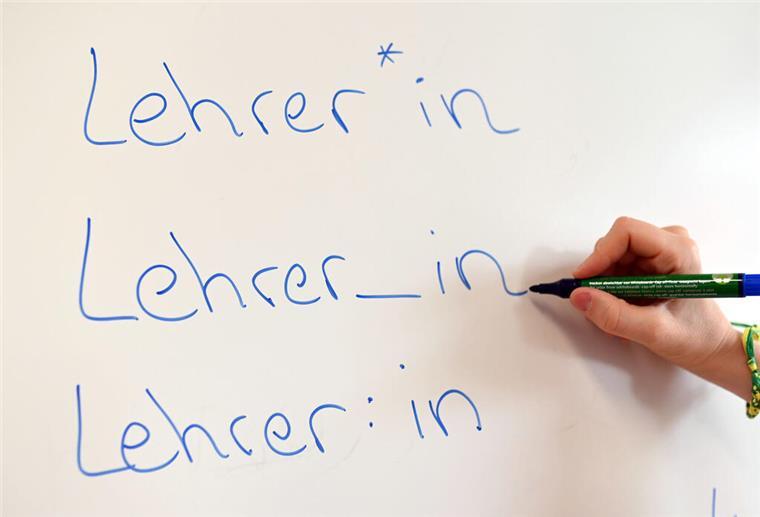 Niedersachsens Lehrkräfte sollen gendern - Schüler entscheiden selbst An einem Whiteboard steht das Wort Lehrer in verschiedenen Gender-Schreibweisen.